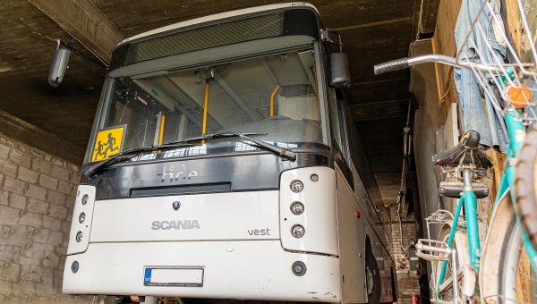 Korduvalt oksjonil olnud Rõuge koolibuss jõudis Ukrainasse